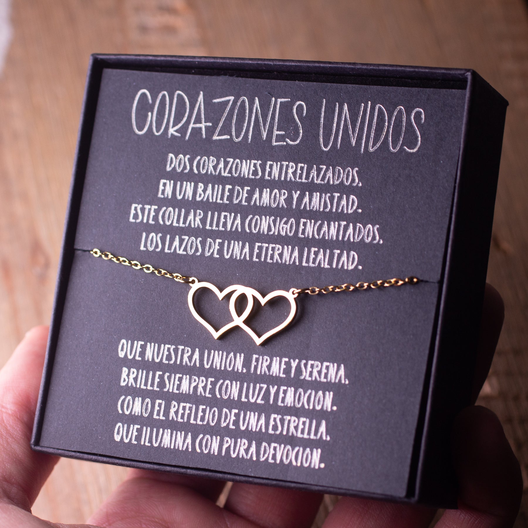 El Collar de Corazones Unidos: Más que una Joya, un Símbolo de Amor y Amistad